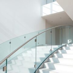 Nowoczesne balustrady szklane: bezpieczeństwo i elegancja w architekturze