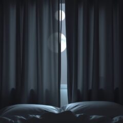 Rolety blackout do sypialni: kiedy pełne zaciemnienie i izolacja poprawiają komfort snu i prywatność