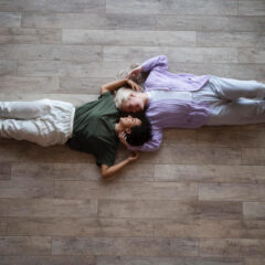 Podłoga z duszą, a nie z fabrycznej matrycy – dlaczego warto postawić na drewno III kategorii?