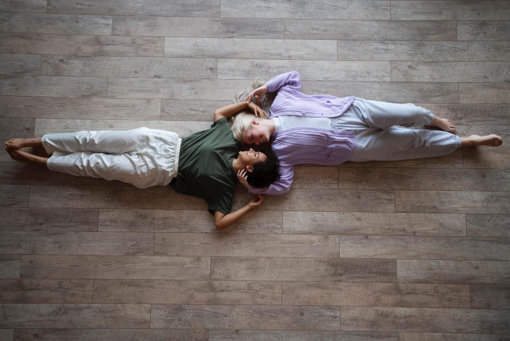 Podłoga z duszą, a nie z fabrycznej matrycy – dlaczego warto postawić na drewno III kategorii?